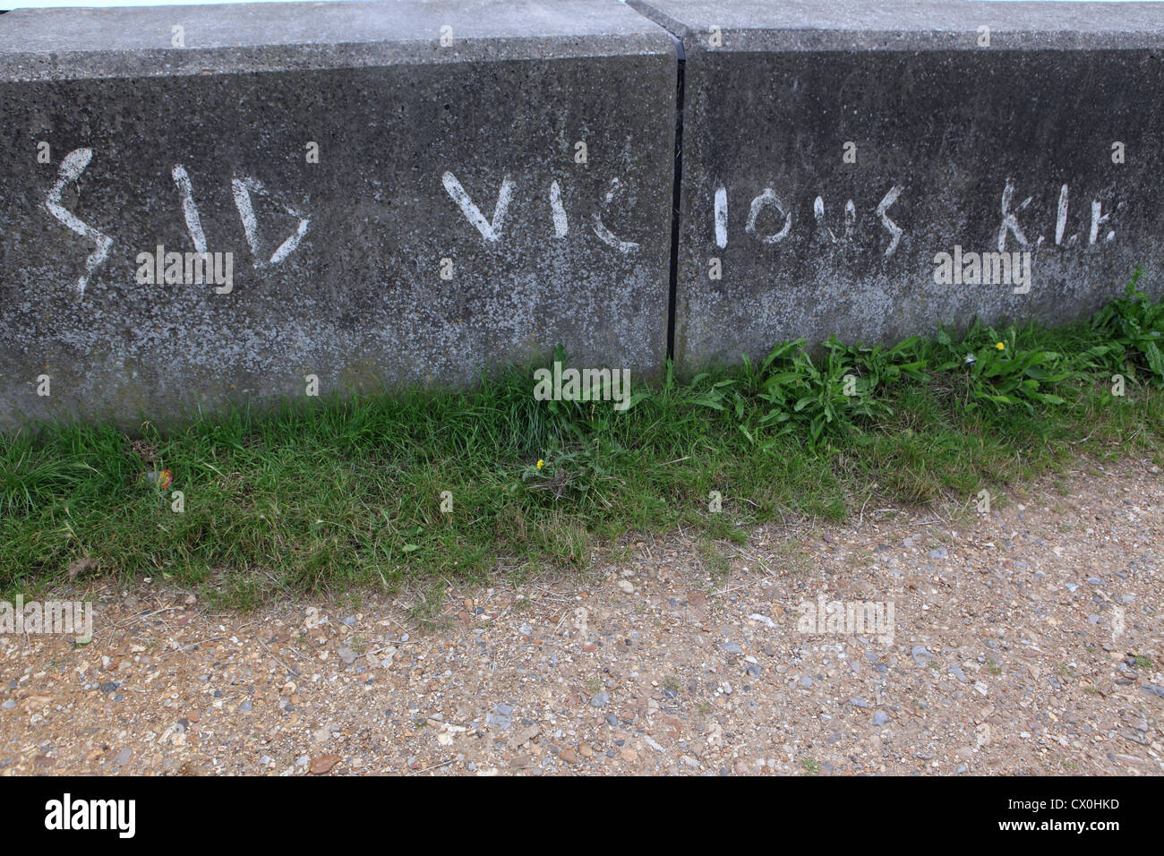 Graffiti am Fluss Wand auf Canvey Island, "Sid Vicious RIP" verblasst. Vandalismus, Hommage an die Toten der 1970er Jahre Punk-Ikone Held Stern. UK Stockfoto