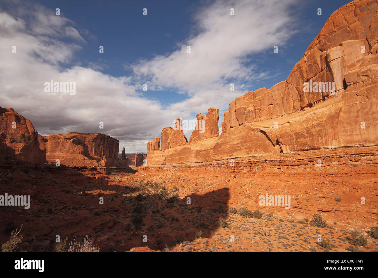 Sandstein-Denkmäler entlang der Park Avenue im Arches National Park in der Nähe von Moab, Utah Stockfoto