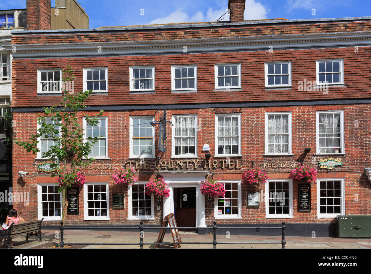 Gasthaus frei Haus Pub im ehemaligen Landkreis Hotelgebäude im Zentrum der Stadtzentrums von Ashford, Kent, England, UK, Großbritannien Stockfoto