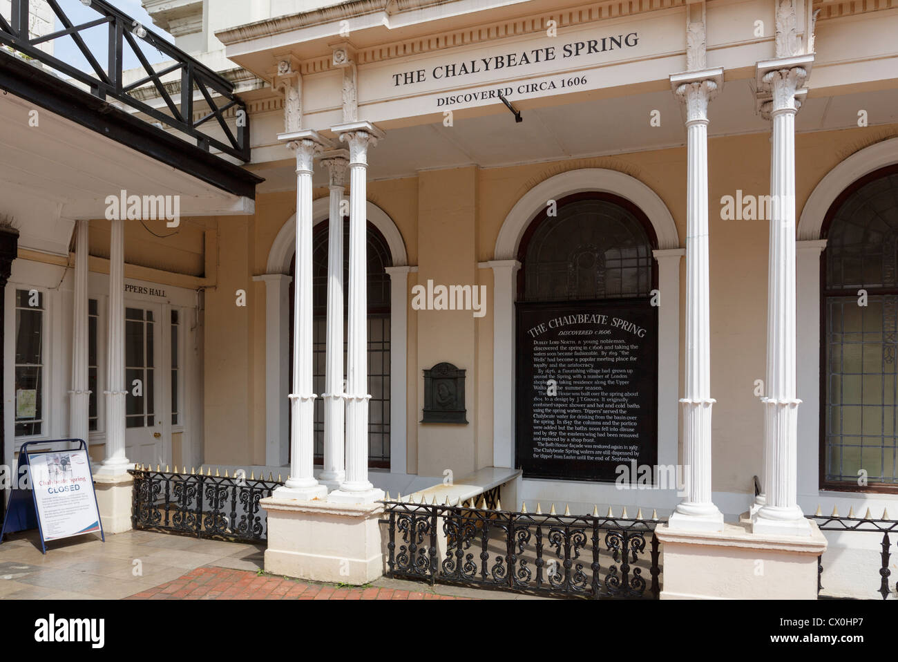17. Jahrhundert Schwefelquelle Frühjahr ca. 1606 aufgrund von Wassermangel im Sommer geschlossen. Pantiles Royal Tunbridge Wells Kent England UK Stockfoto