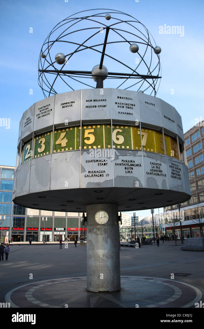 Die Uhr in der Welt von Eric John zum Alexanderplatz in Berlin, Deutschland Stockfoto