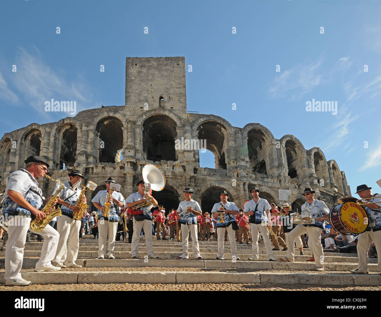 Les Reboussiers Quissac Blaskapelle spielt auf den Stufen der Roman Arena in Arles Frankreich vor dem Stierkampf Stockfoto