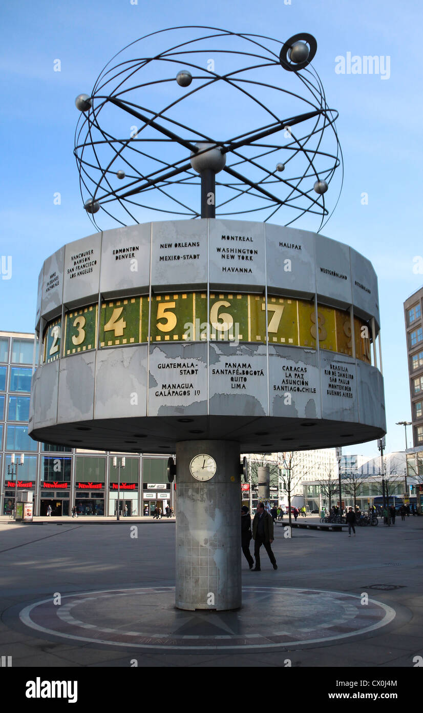 Die Uhr in der Welt von Eric John zum Alexanderplatz in Berlin, Deutschland Stockfoto