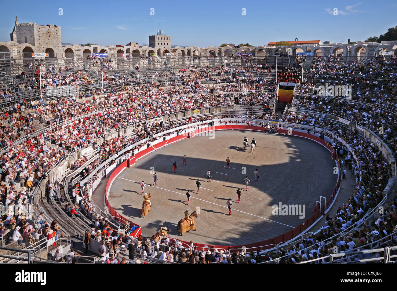 Menschenmassen Roman Arena oder Amphitheater in Arles Frankreich Uhr Parade der Picadors und Matadore vor Bull kämpfen oder Corrida Stockfoto