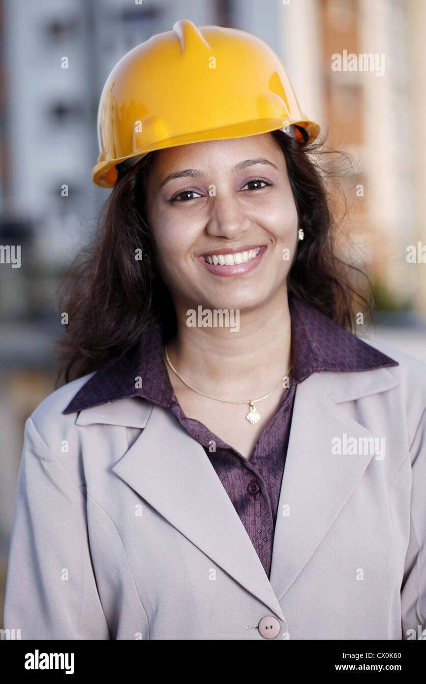 Lächelnde junge weibliche Bauingenieur Stockfoto