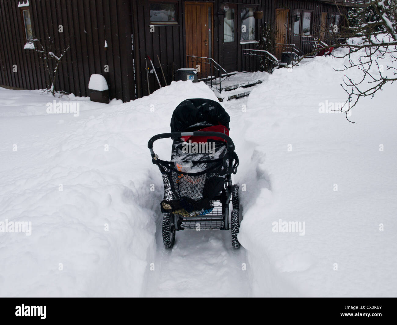 Kinderwagen im hohen Schnee, das Manövrieren schwierig, Winter in Oslo  Norwegen macht Stockfotografie - Alamy