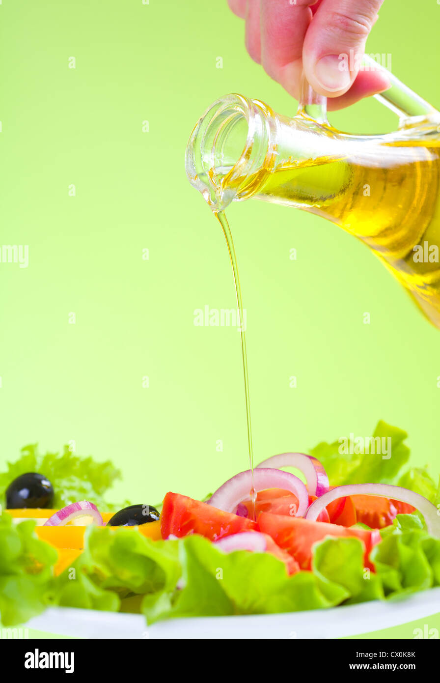 Sonnenblumenkerne Ölstrom und gesunden Salat aus frischem Gemüse Stockfoto