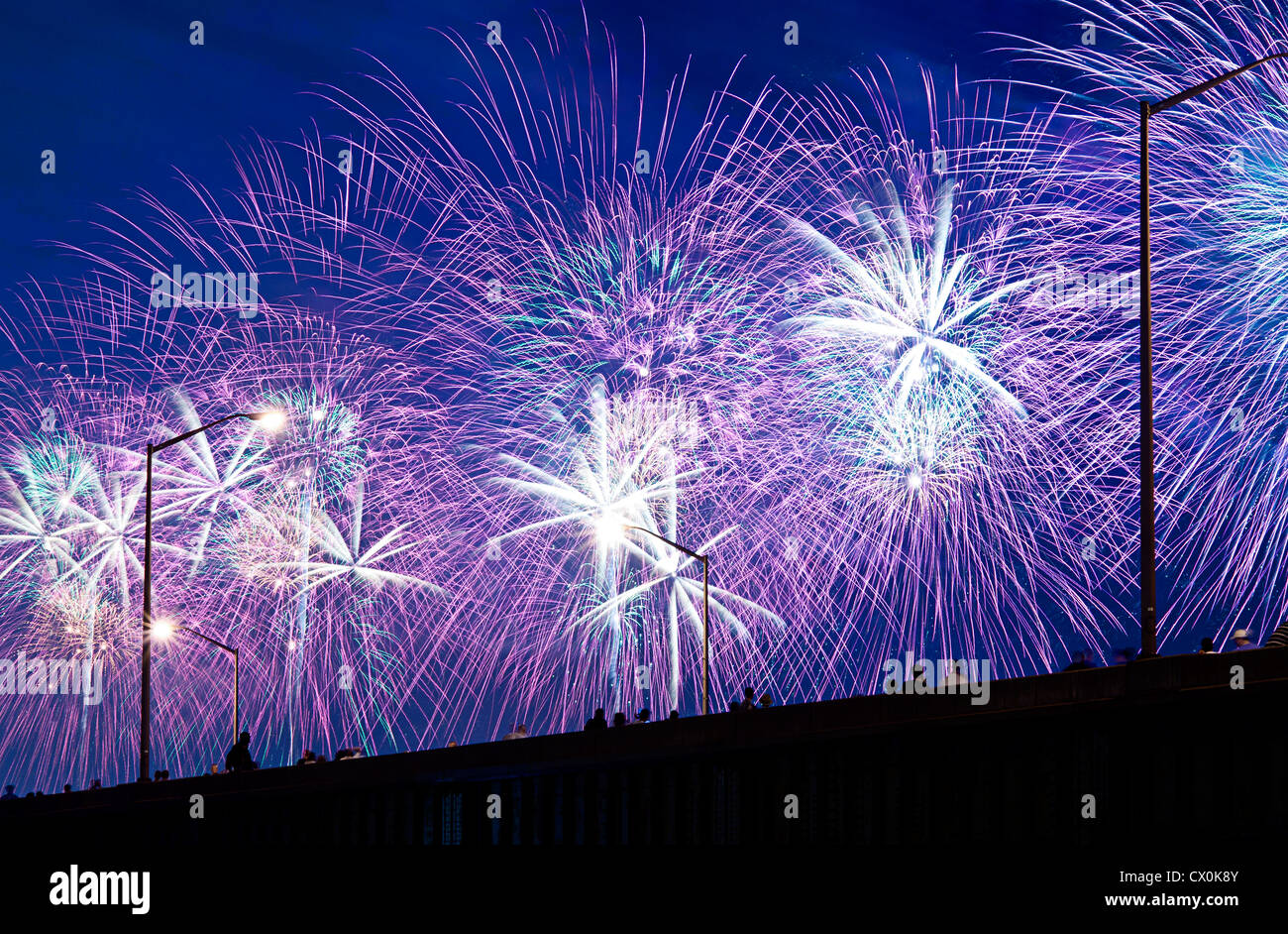 Die Menschen sehen Fourth Of July Feuerwerk von erhöhten Überführung. Stockfoto