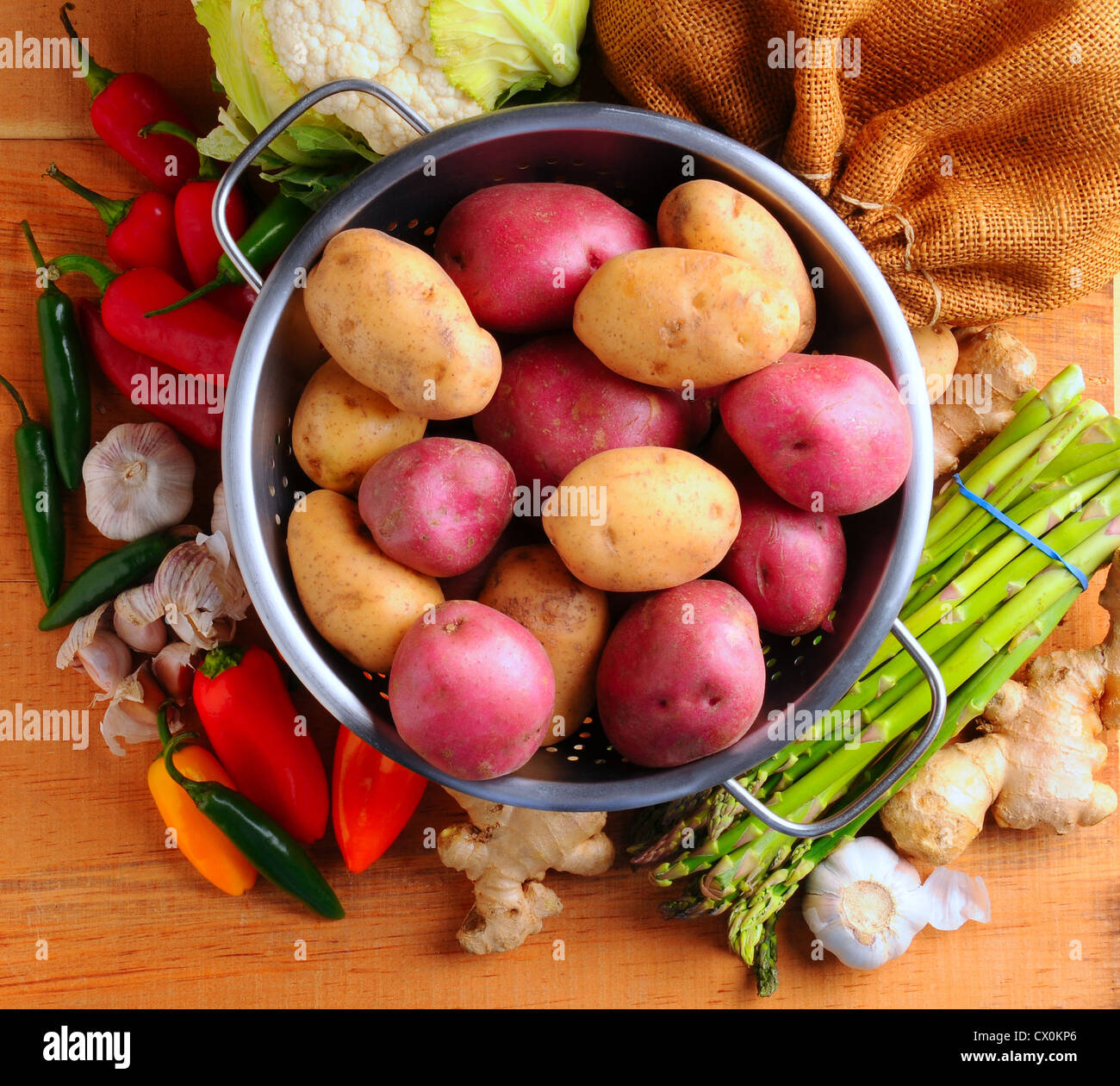 Draufsicht der Garten frisches Gemüse auf einem rustikalen Holztisch. Stockfoto