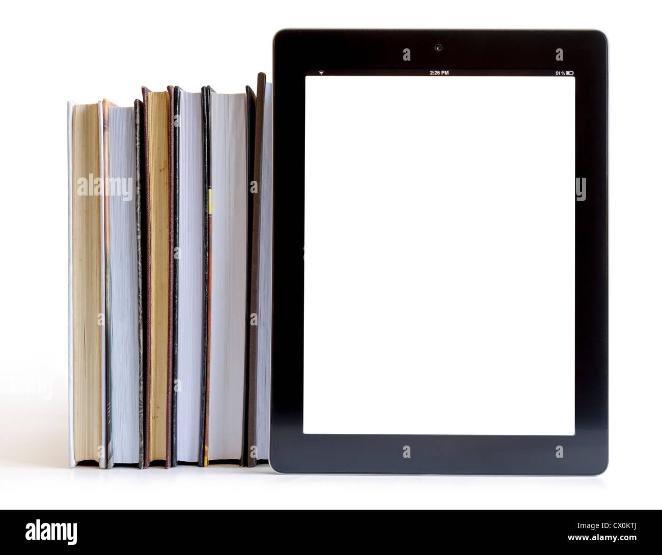 Bücher und Tablet-Computer isoliert auf weißem, digitale Bibliothekskonzept, Stockfoto