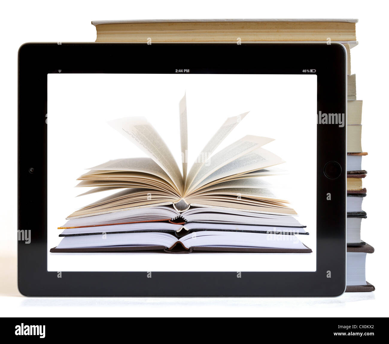 Bücher und Tablet-Computer isoliert auf weißem, digitale Bibliothekskonzept Stockfoto