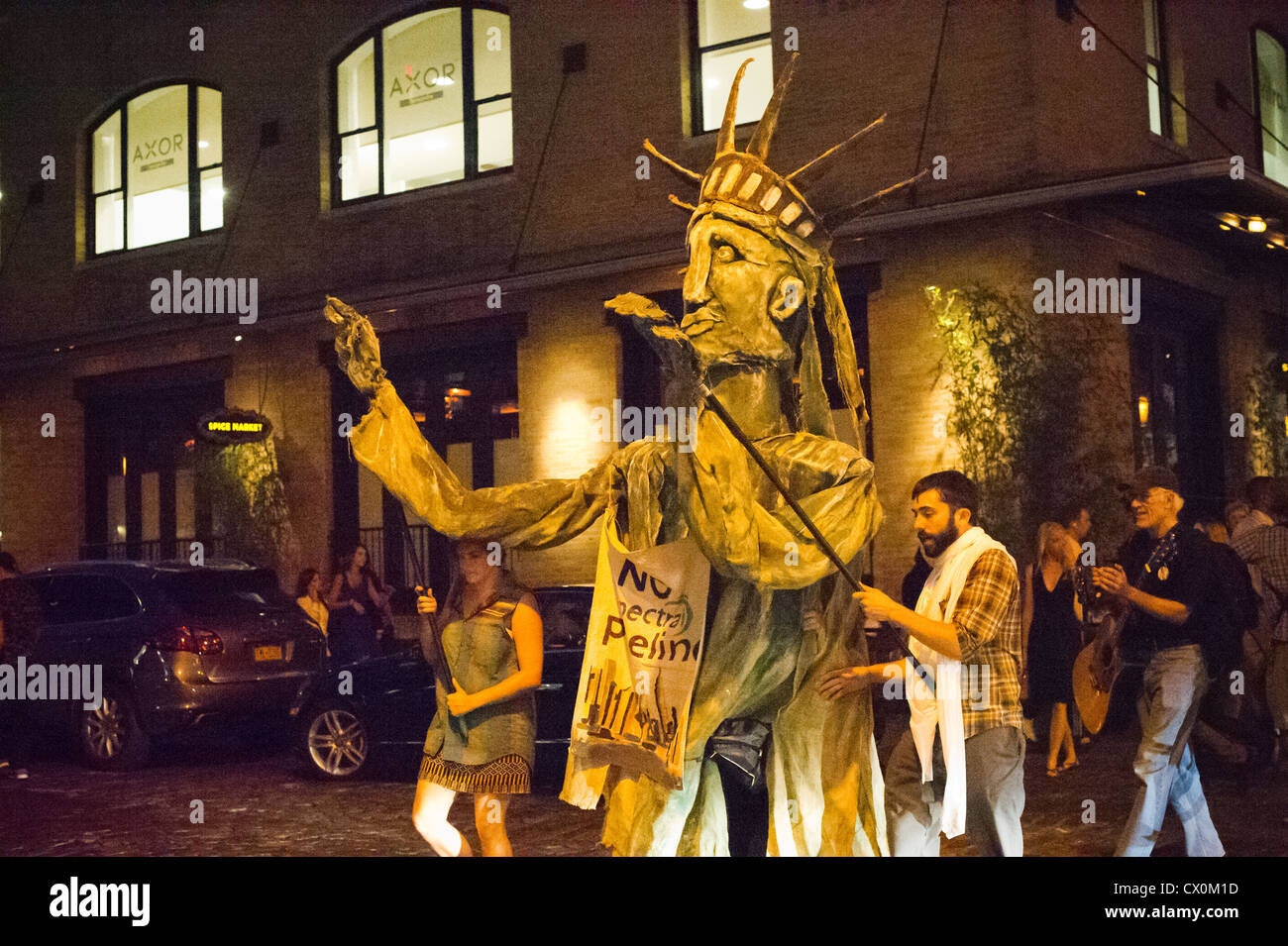 Aktivisten protestieren gegen die vorgeschlagene Spectra-Erdgas-Pipeline im angesagten Meatpacking District in New York Stockfoto