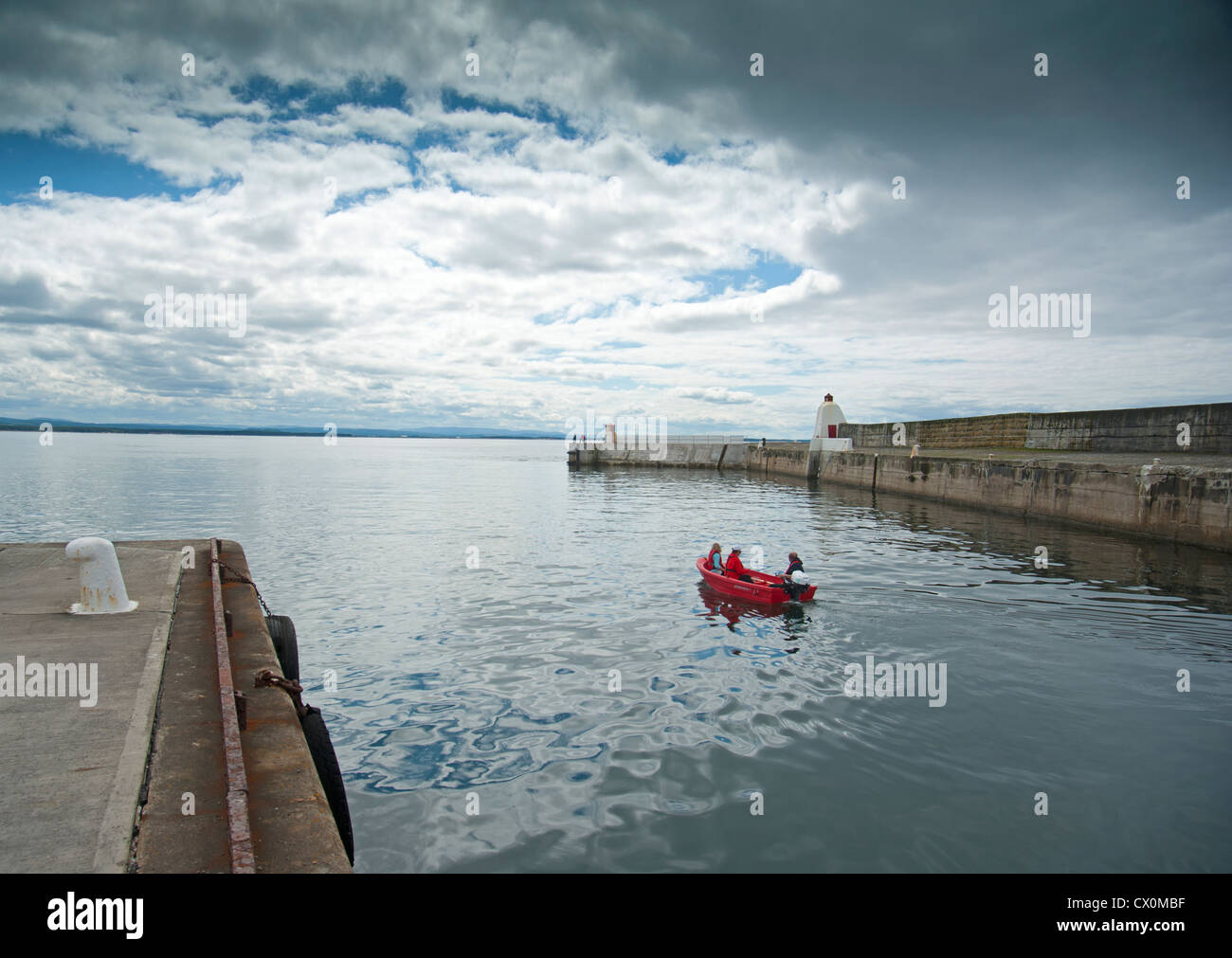 3 Personen in einem Vergnügen schmuddeligen Segeln heraus in den Moray Firth.  SCO 8419 Stockfoto