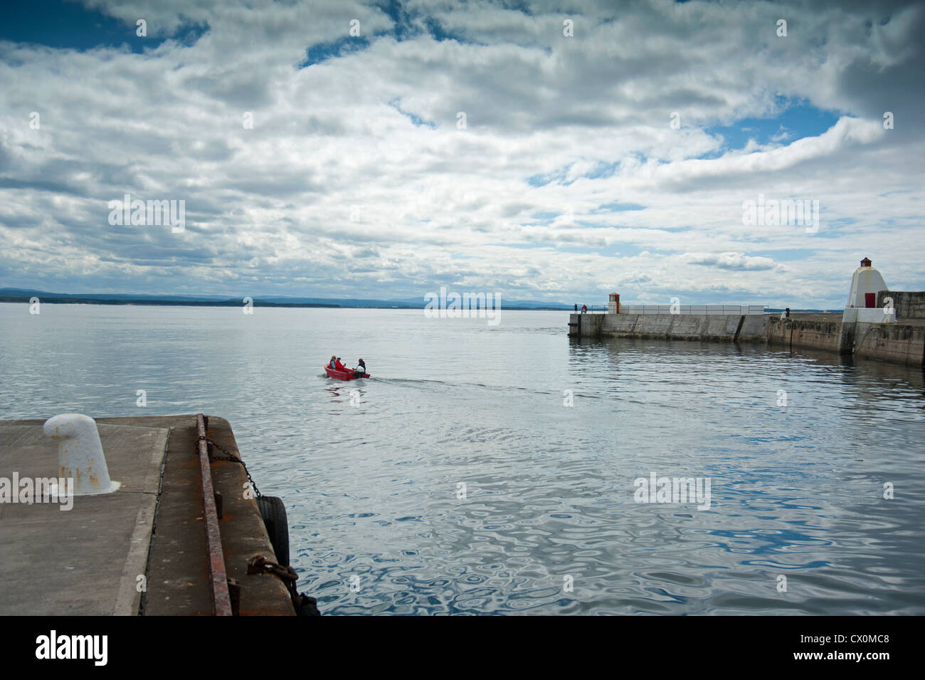 3 Personen in einem Vergnügen schmuddeligen Segeln heraus in den Moray Firth.  SCO 8420 Stockfoto