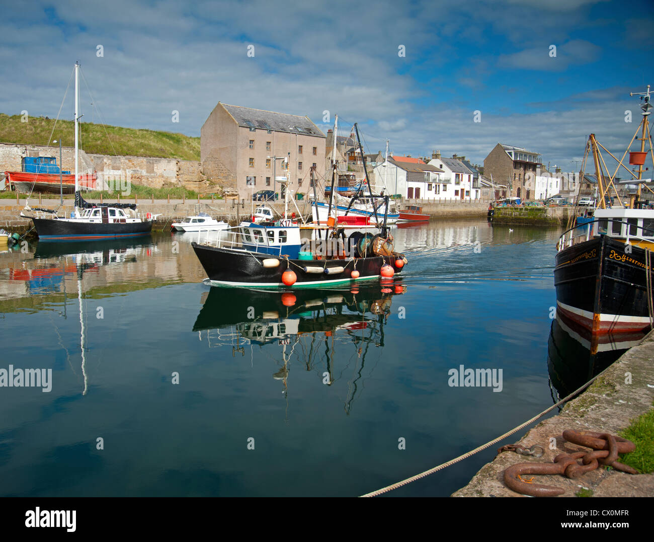 Garnele Fischerboot Burghead Hafen für den Moray Firth Fischgründen verlassen. Grampian. Schottland.  SCO 8424 Stockfoto