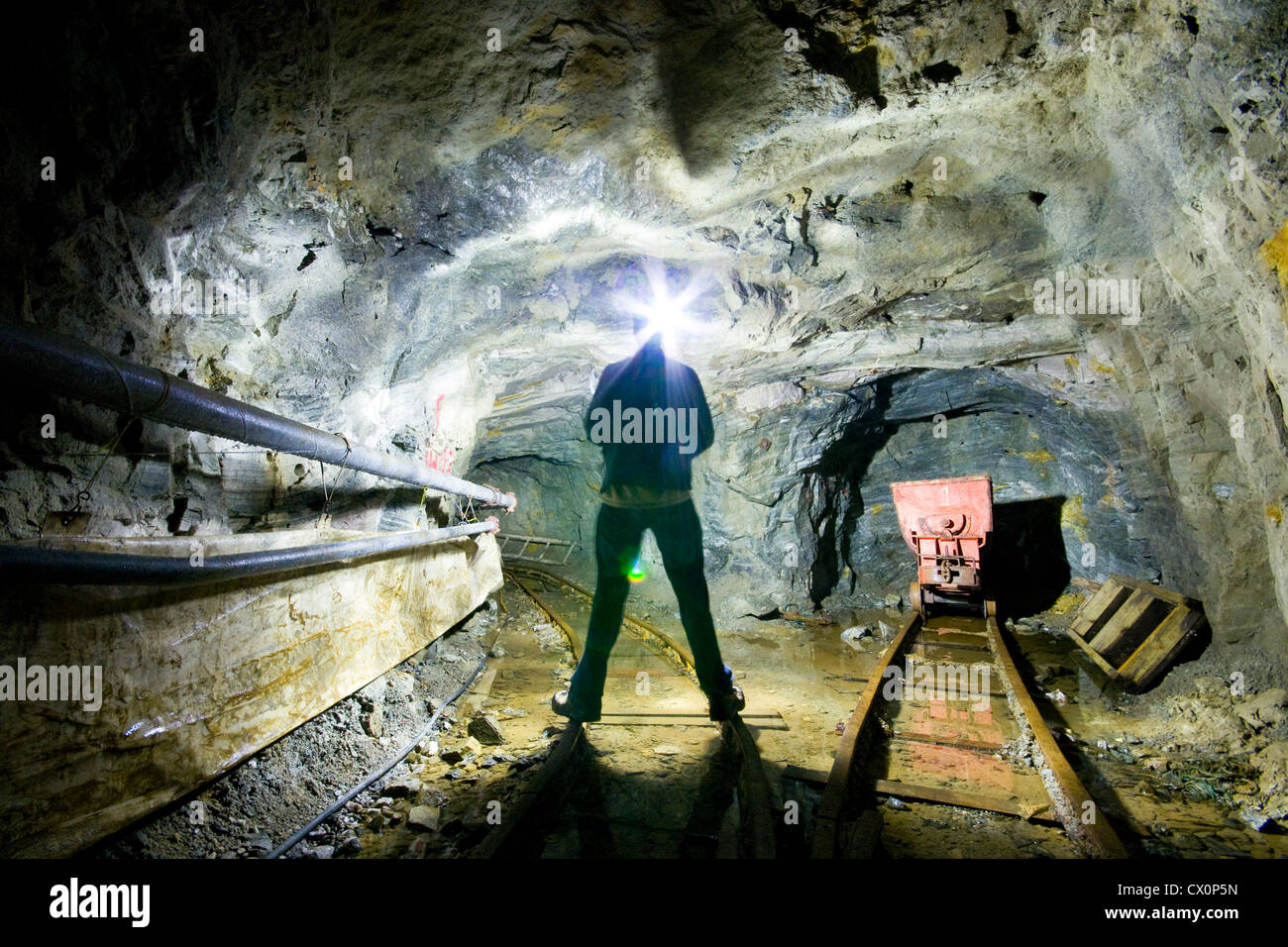 Eine Person, die Erkundung einer stillgelegten Mine Stockfoto