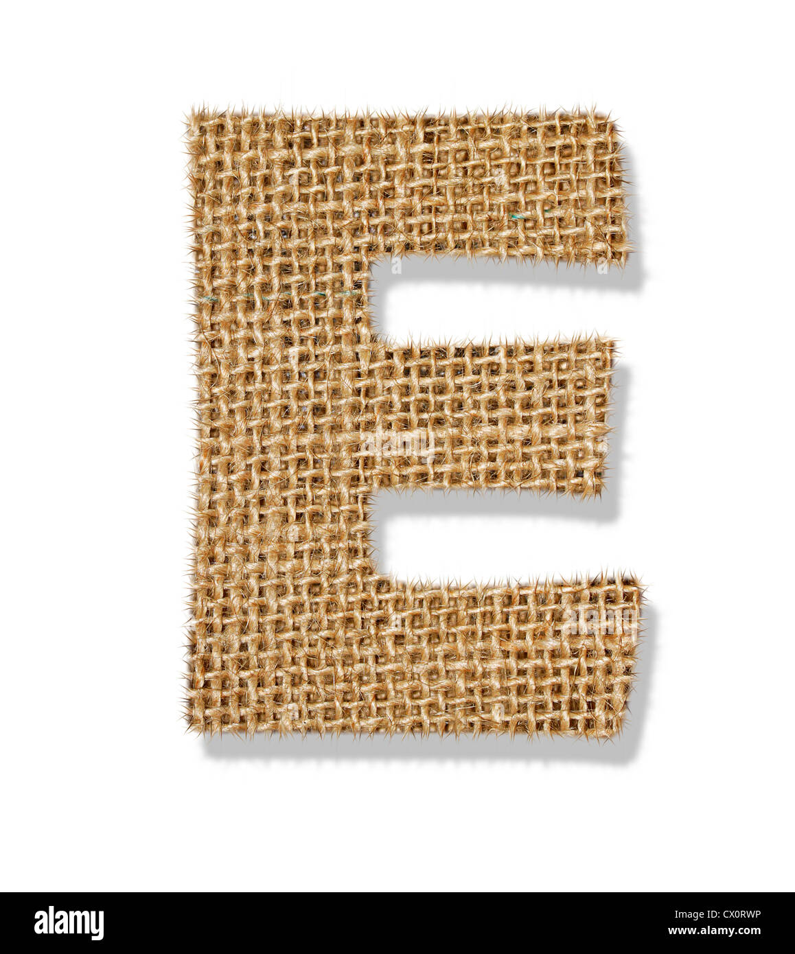 Der Buchstabe "E" besteht aus grobem Tuch. Stockfoto