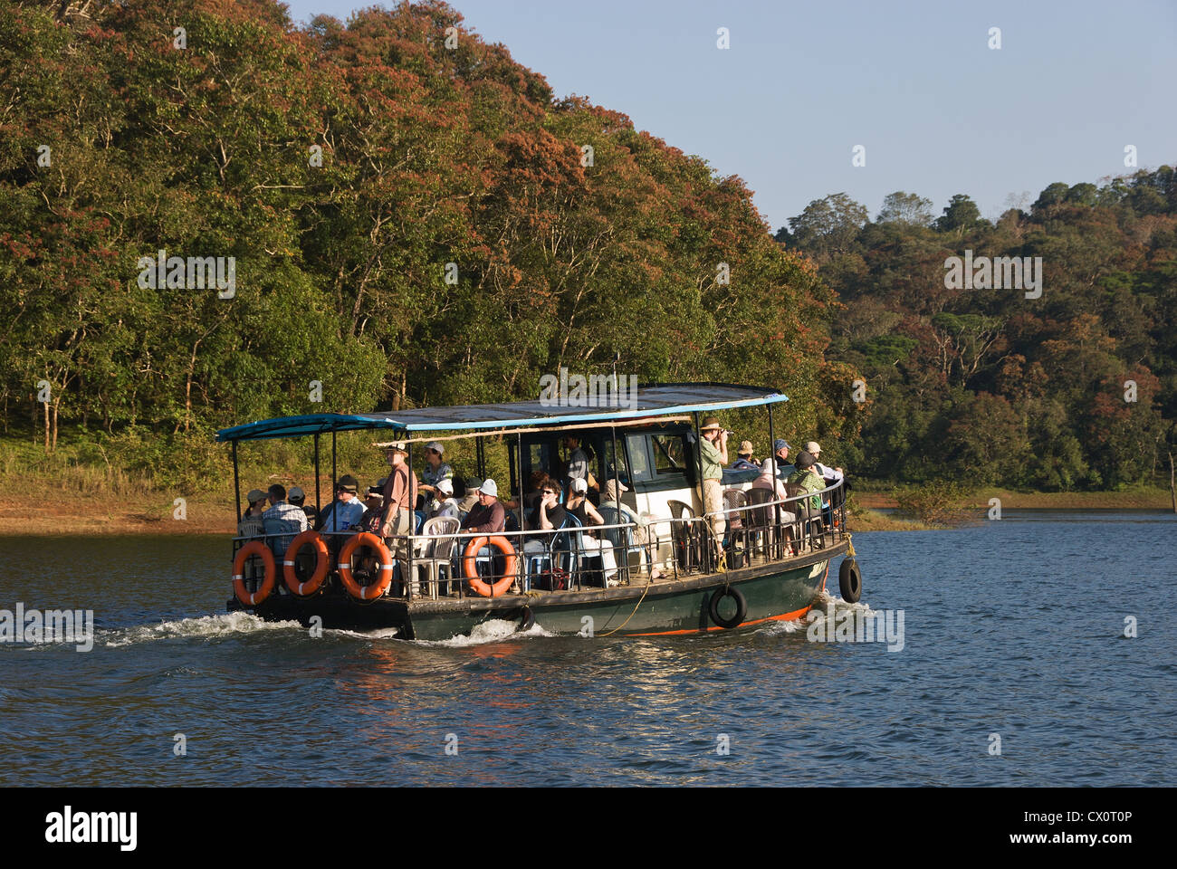 Elk201-3822 Indien, Kerala, Periyar Nationalpark, Park Tourenboot auf See Stockfoto