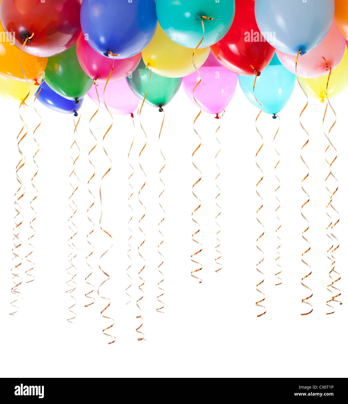 bunte Luftballons, gefüllt mit Helium und goldene Luftschlangen isoliert auf weiss Stockfoto