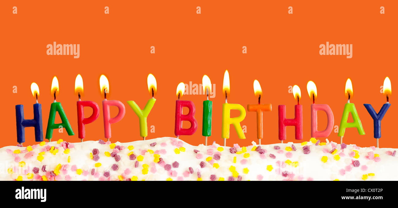 Herzlichen Glückwunsch zum Geburtstag Kerzen auf orangem Hintergrund Stockfoto