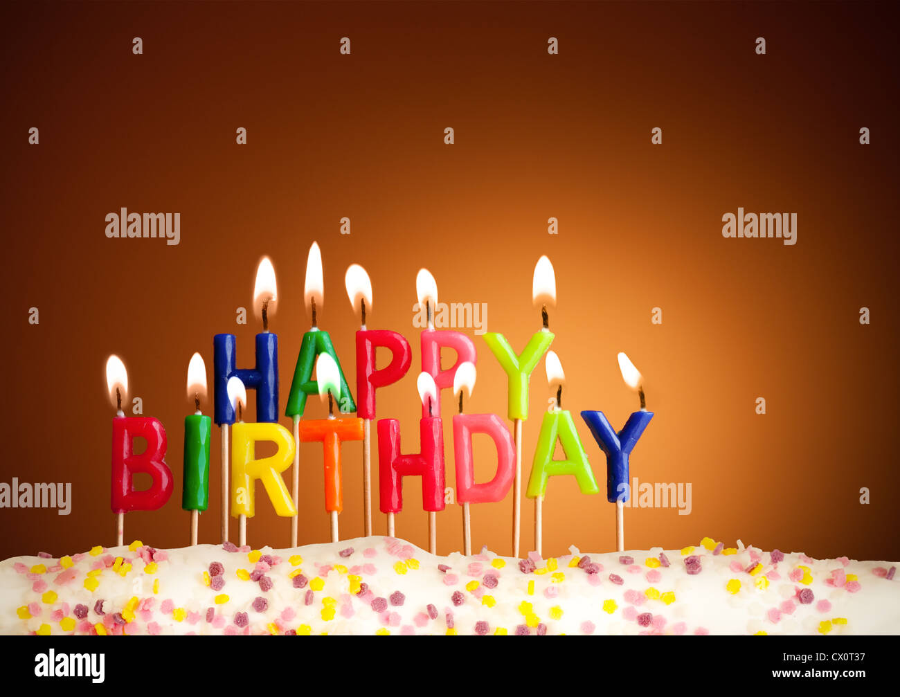 Herzlichen Glückwunsch zum Geburtstag Kerzen auf braunem Hintergrund Stockfoto