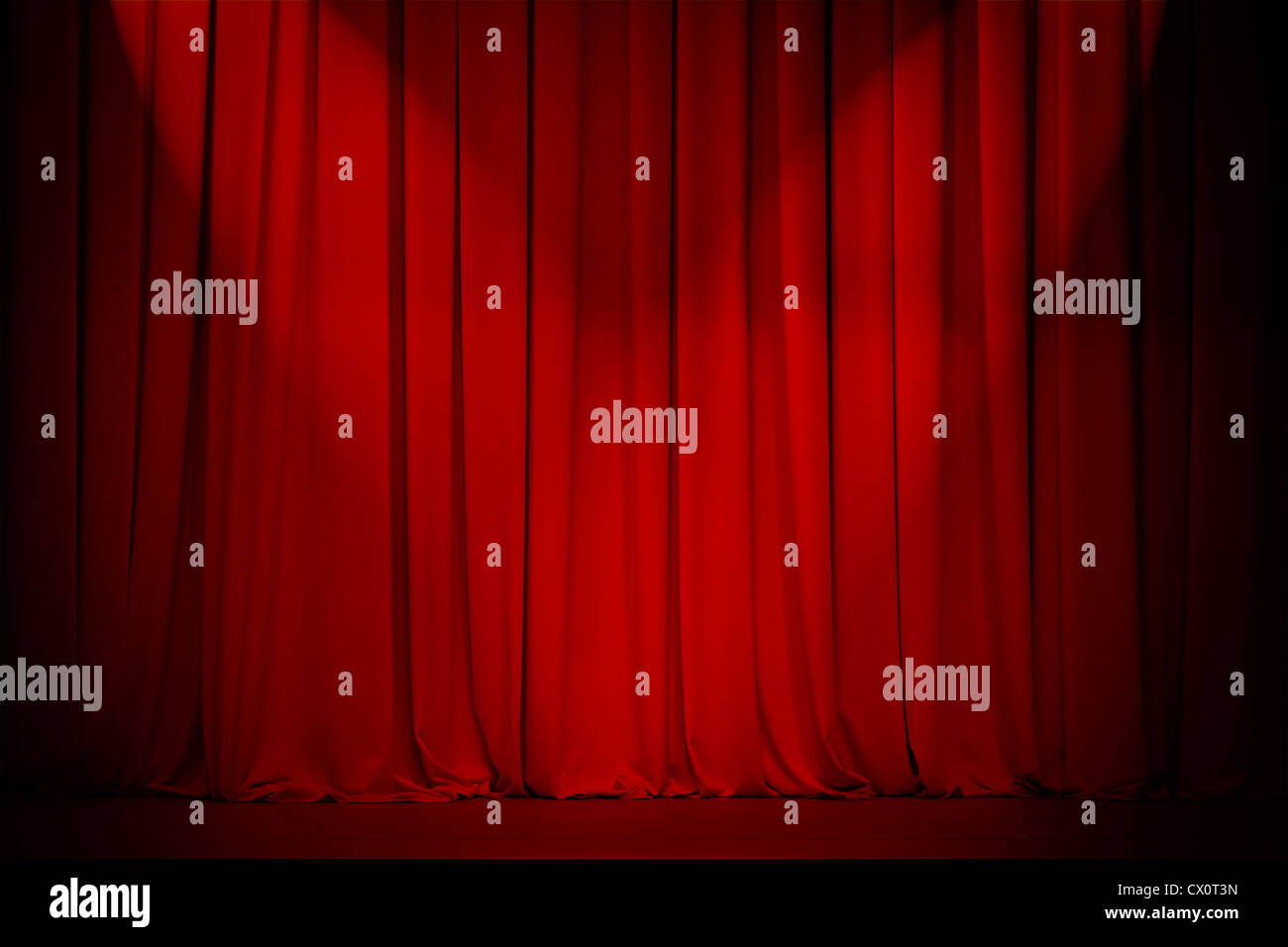 Theater rote Vorhang mit zwei Lichtern cross Stockfoto