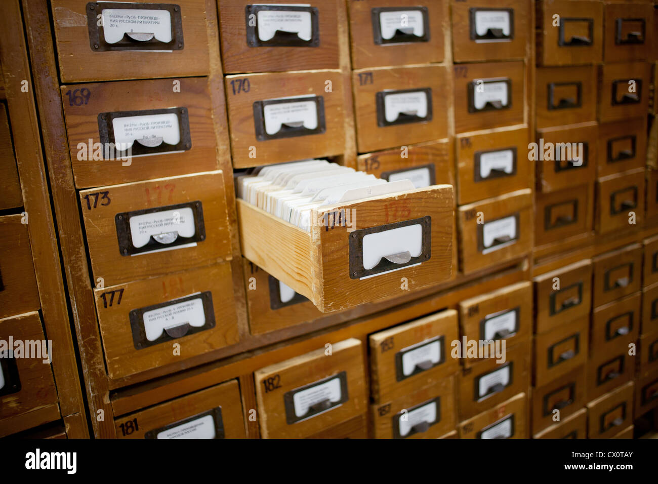 Datenbank-Konzept. Vintage Schrank. Karte oder Datei Bibliothekskatalog. Stockfoto