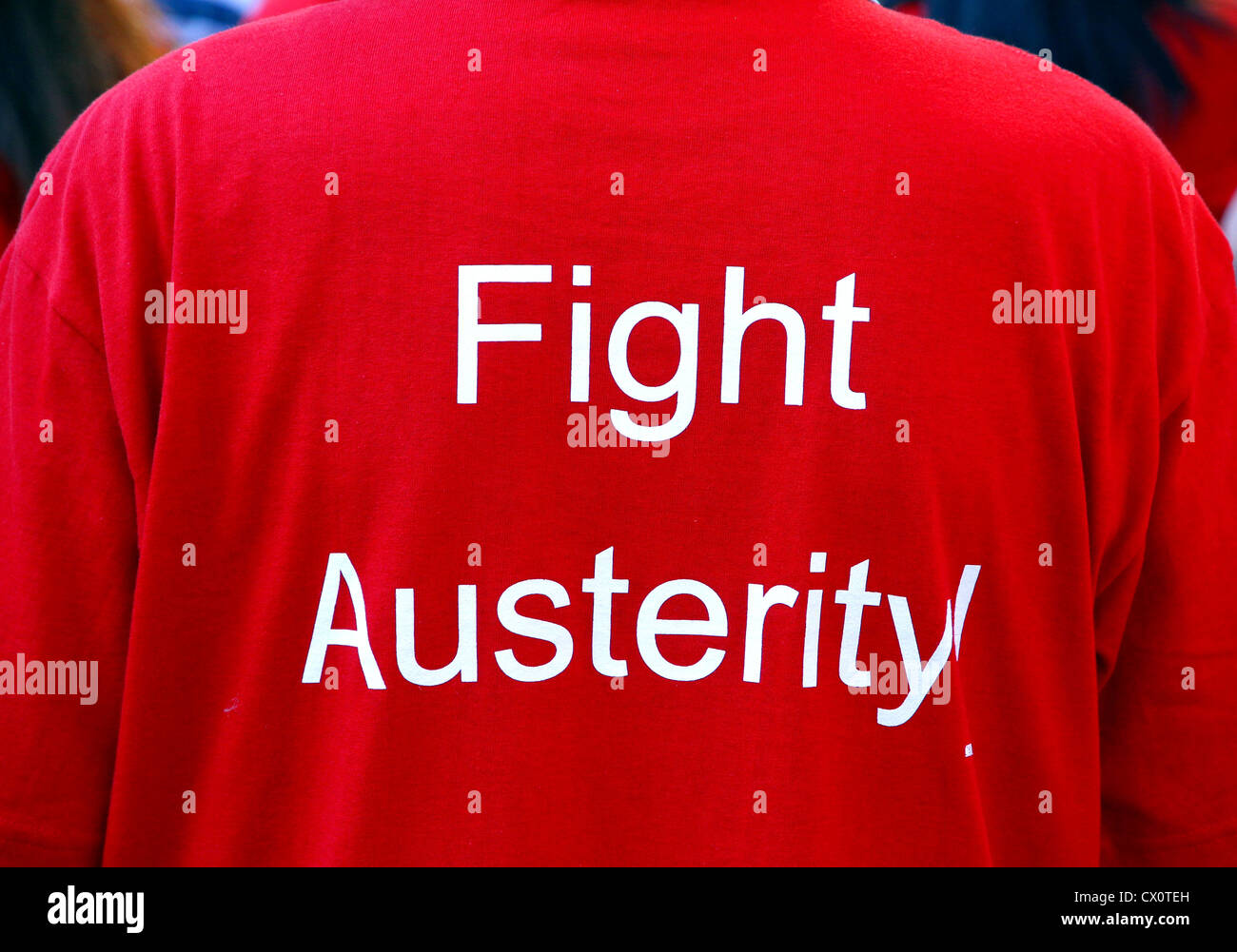 Ein rotes T-shirt für Kampf gegen Sparmaßnahmen bei der jährlichen Toronto Labor Day Parade Stockfoto