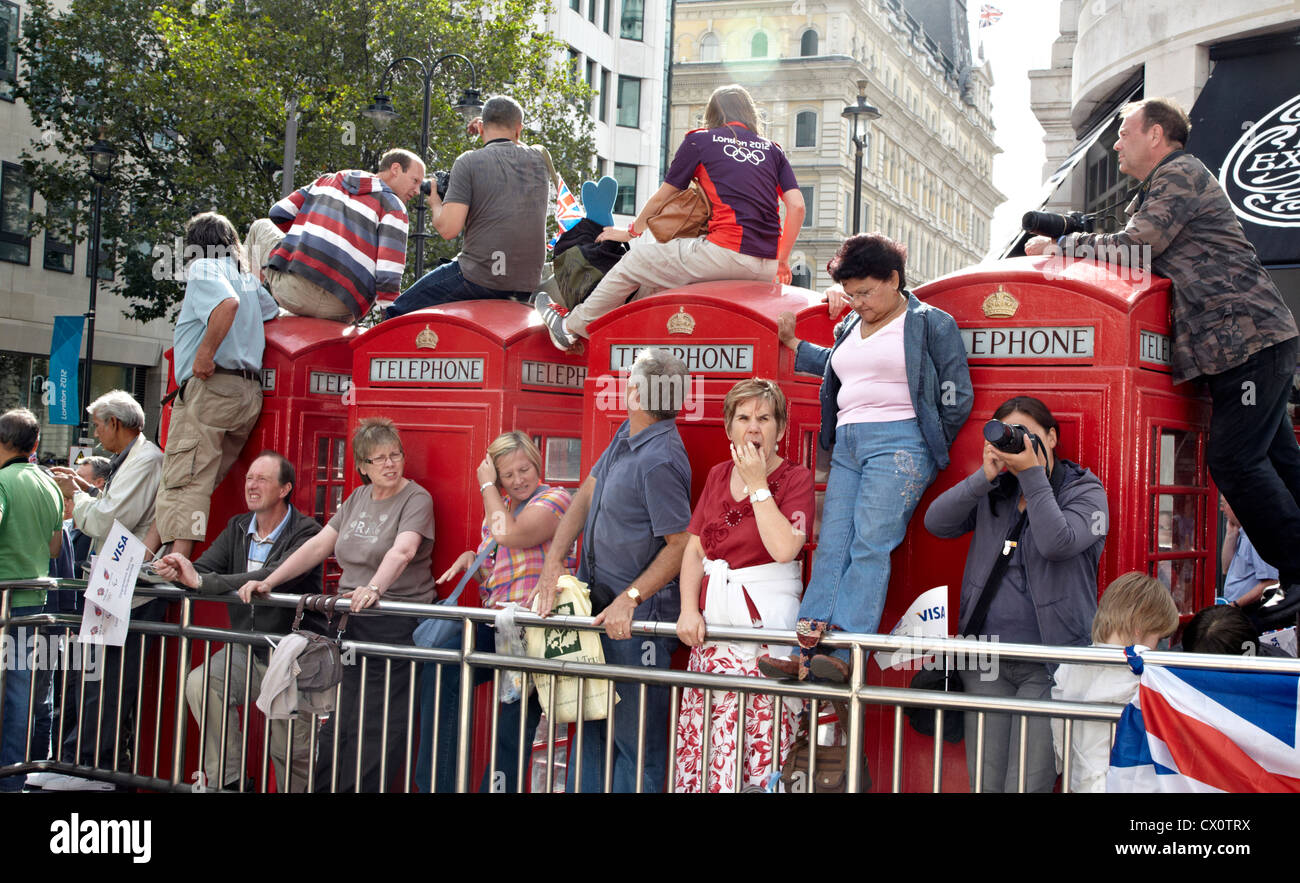 Menschen jubeln die Athleten Sieg Parade in London 2012 Stockfoto