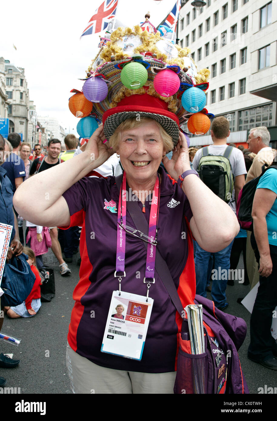 Frau mit Hut an der Athleten Sieg Parade London 2012 Stockfoto