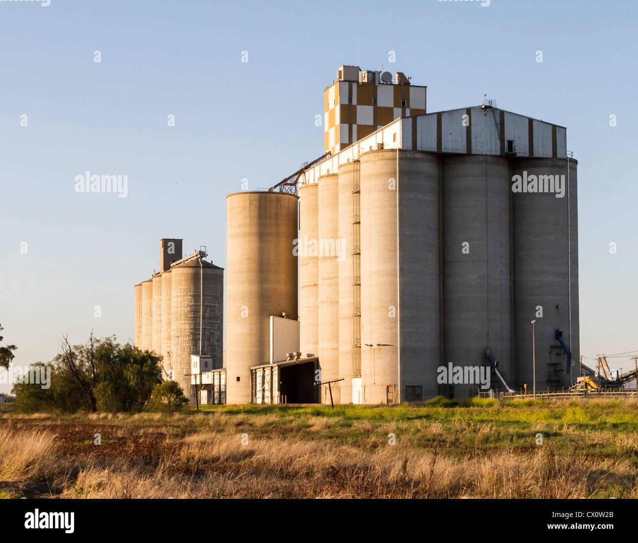 Getreidesilos im Outback, NSW, Australien. Stockfoto