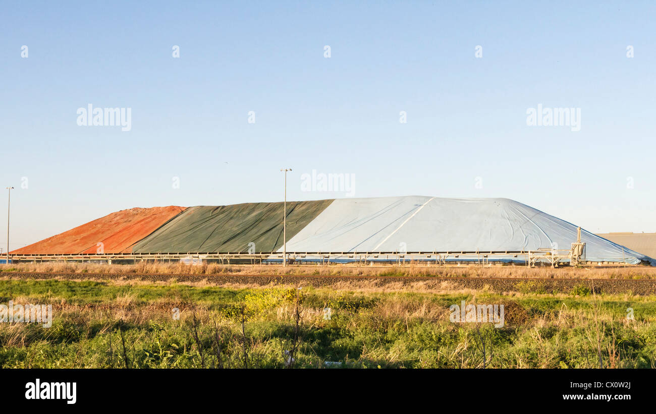 Korn-Lagerung unter Decke im Outback, NSW, Australien. Stockfoto
