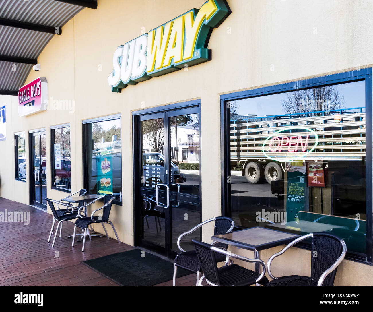 Fast Food Laden In Der Nähe Die Pizza U Bahn Stockfotos und -bilder Kaufen - Alamy