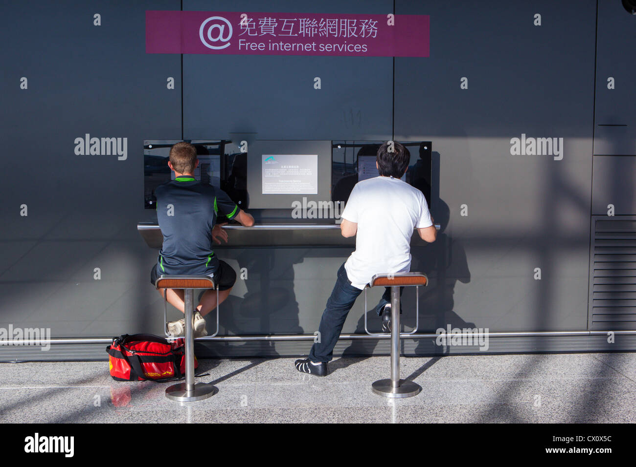 Passagier browsing Web im Flughafen Stockfoto