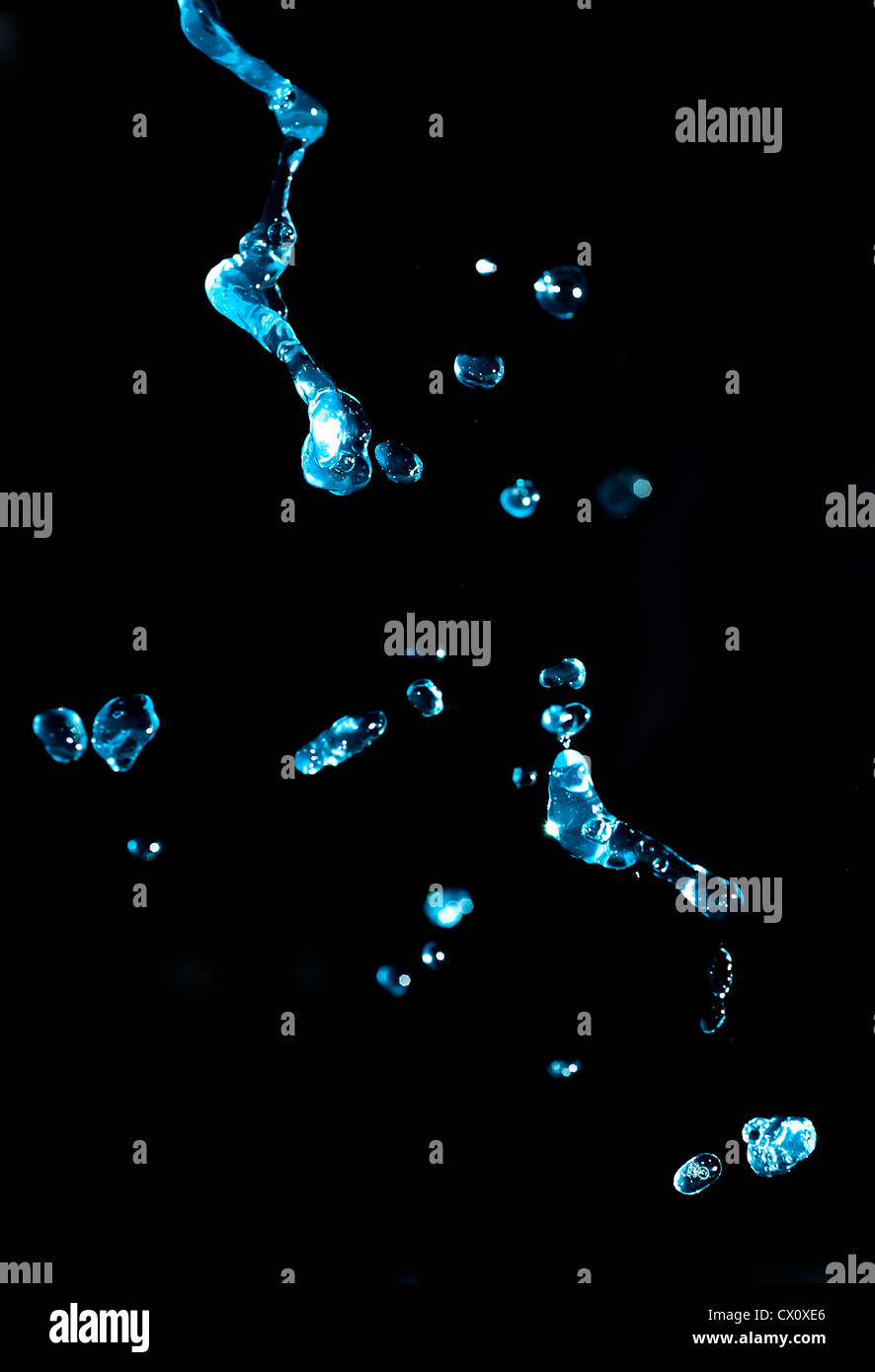 Wasser-Splash-Stil auf schwarzem Hintergrund isoliert Stockfoto