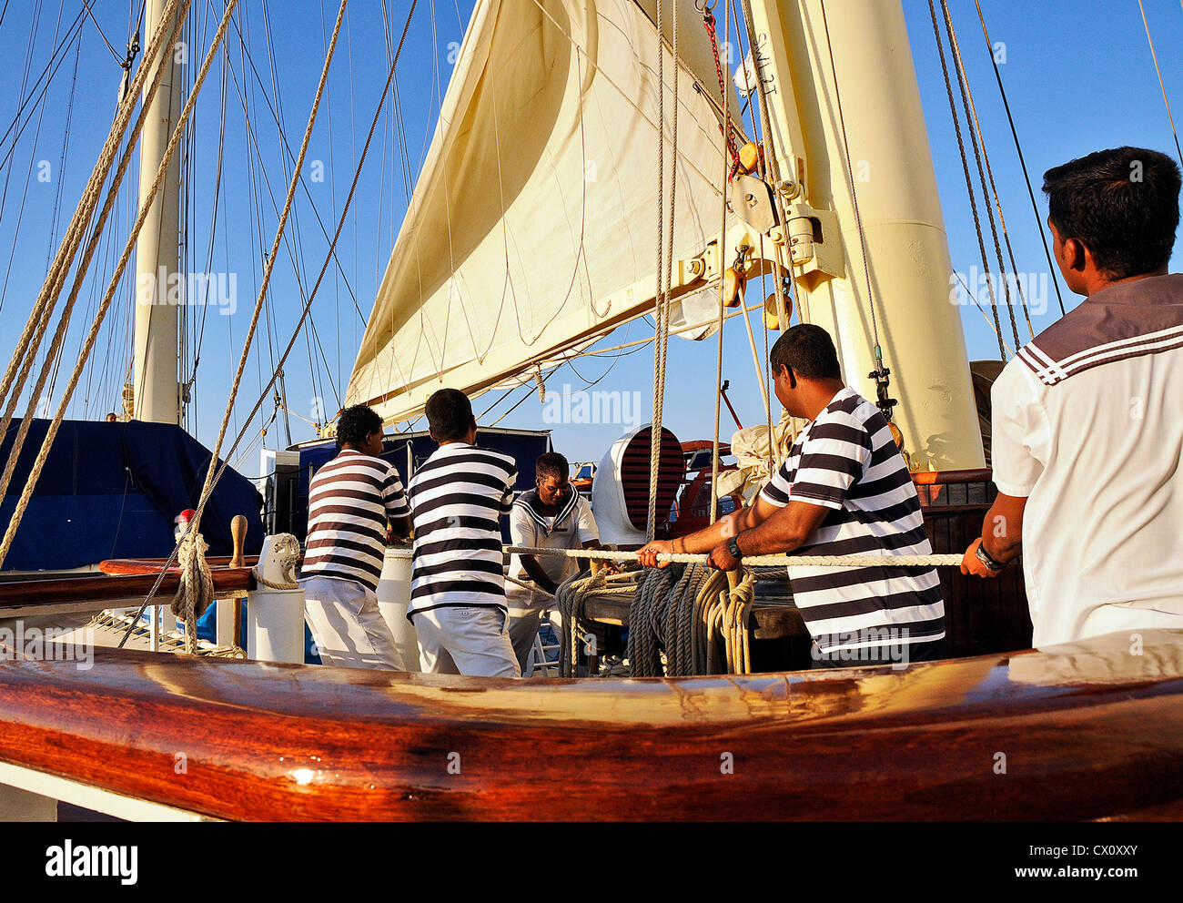 Hissen die Segel an Bord SPV Star Clipper Stockfoto