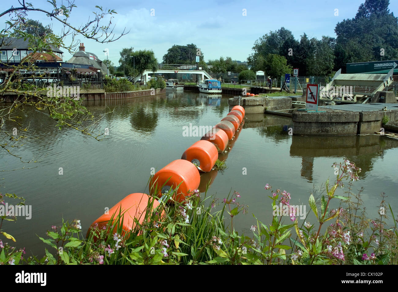 Orange schwimmt auf dem Fluss bei Yalding, Kent, England, UK Stockfoto