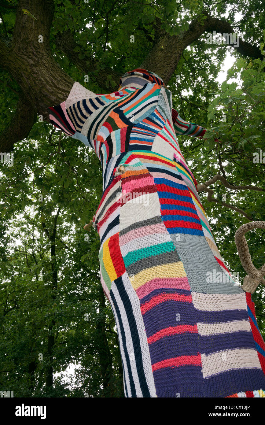 Ein Baum in Strickwaren gekleidet eine Anzeige bei Floriade 2012 Gartenbau-Veranstaltung in den Niederlanden Stockfoto