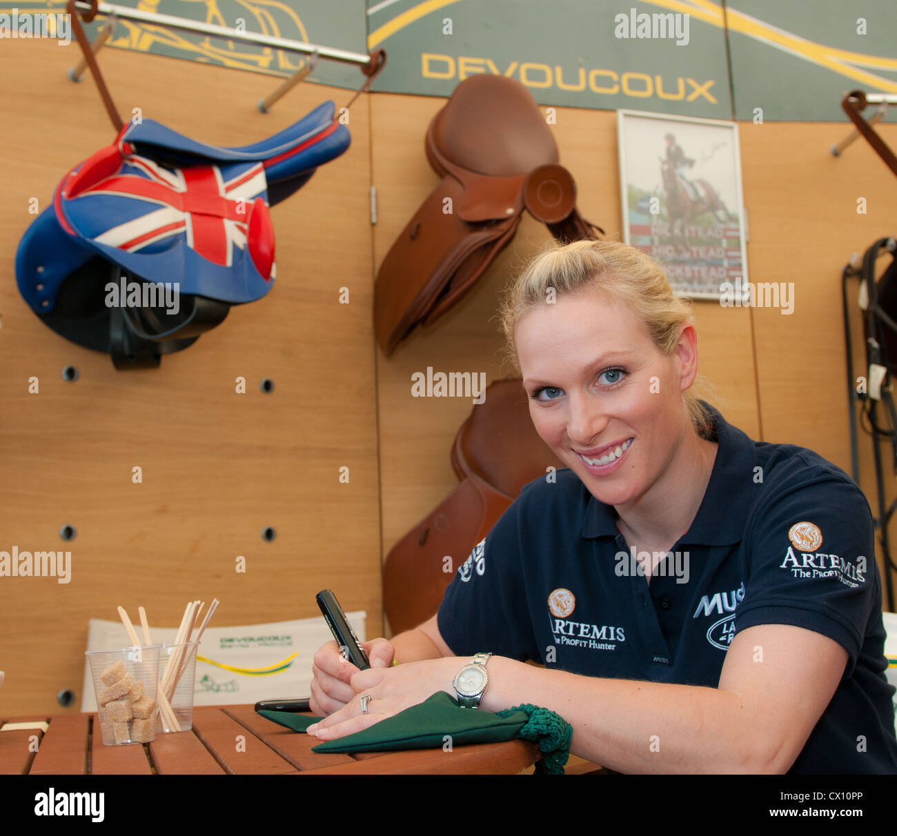 Zara Phillips, Pferdesport olympisches Silber Medallist Autogramme am Stand  des Sponsors Badminton Horse Trials Stockfotografie - Alamy