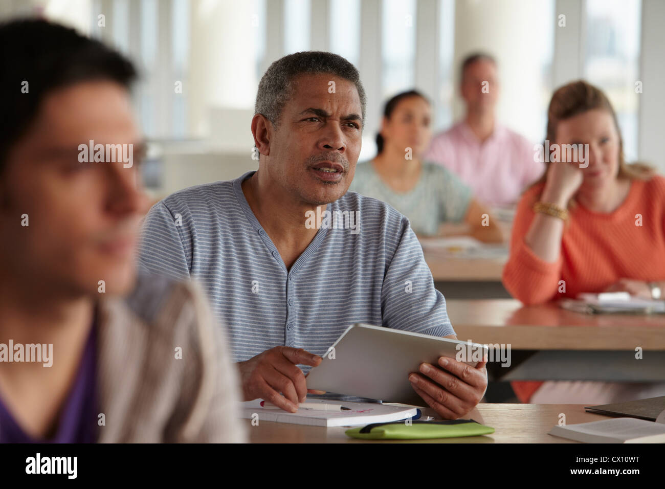 Mann mit digital-Tablette in Klasse Stockfoto