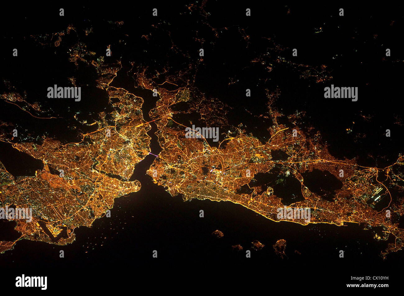 Istanbul und die Bosporus-Meerenge erscheinen in dieser Nacht Blick aus dem Weltall Stockfoto