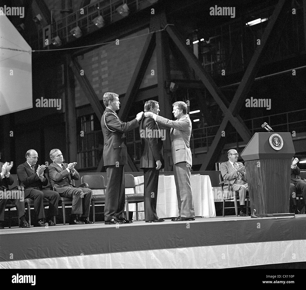 Astronaut Neil Armstrong erhält die erste Congressional Space Medal Of Honor von Präsident Jimmy Carter Stockfoto