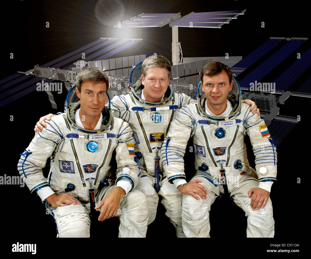 Expedition 1 Commander Bill Shepherd mit Sojus Commander Yuri Gidzenko (rechts) und Flugingenieur Sergei Krikalev Stockfoto