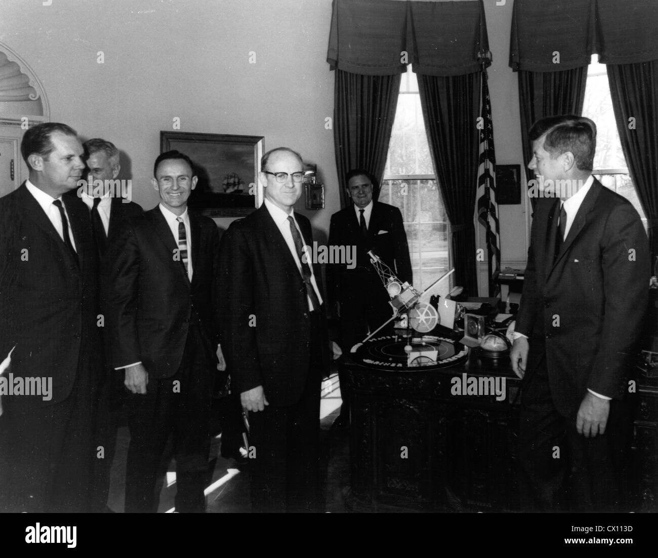 Präsident John F. Kennedy erhält Mariner 2 Modell Stockfoto