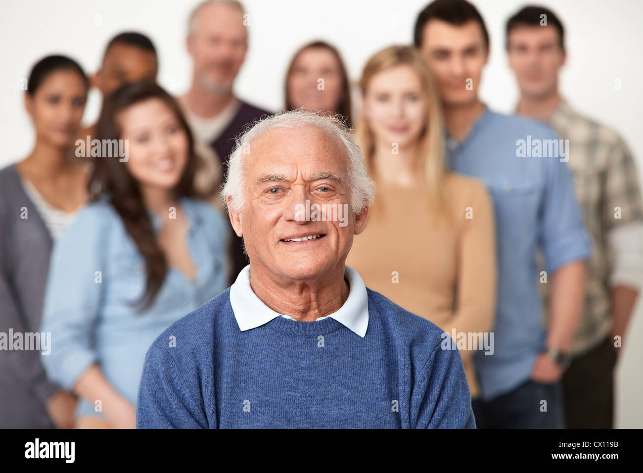 Porträt des Mannes mit der Gruppe von Menschen im Hintergrund Stockfoto