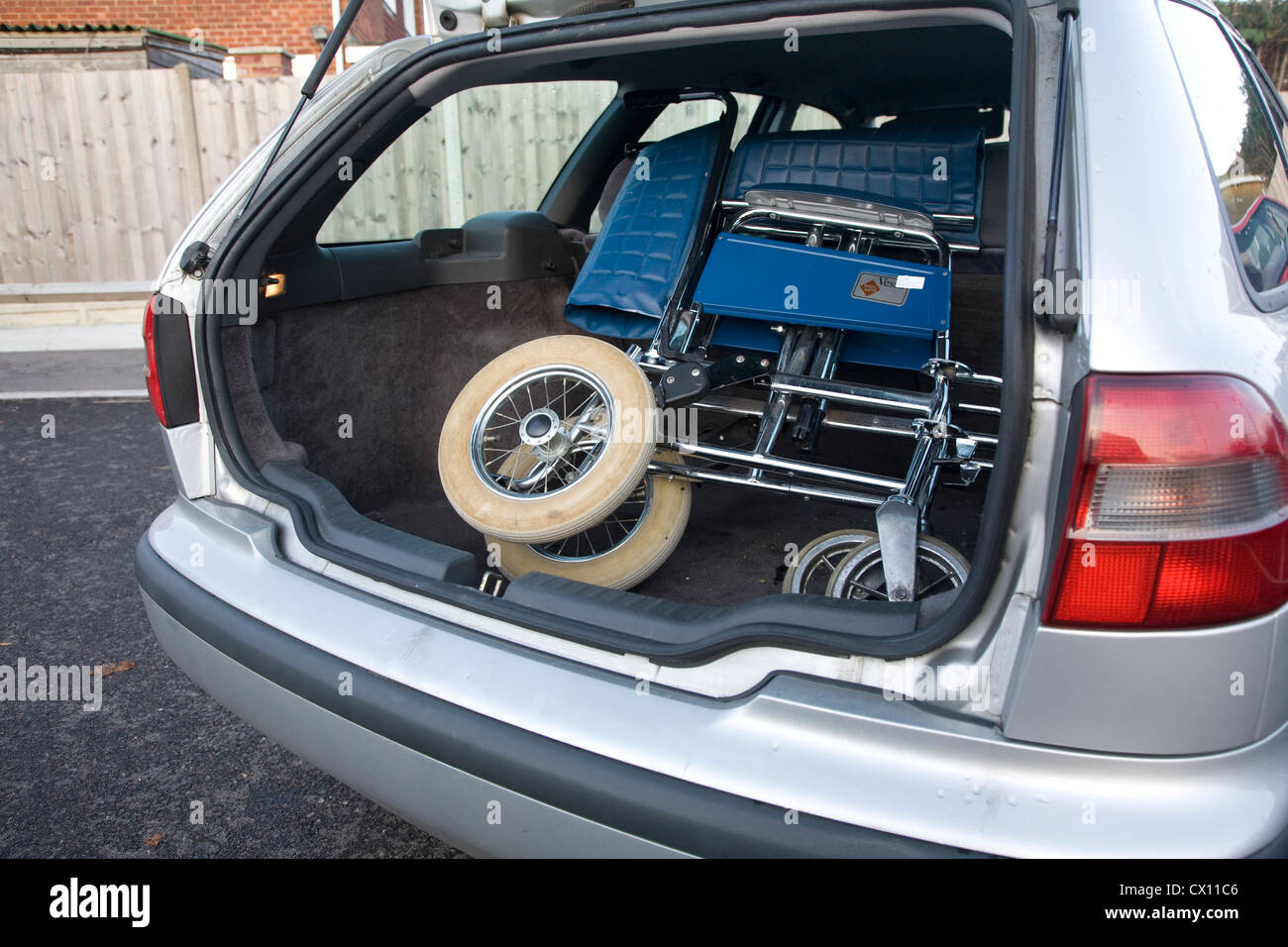 gefaltete Rollstuhl im Kofferraum des Autos Stockfotografie - Alamy