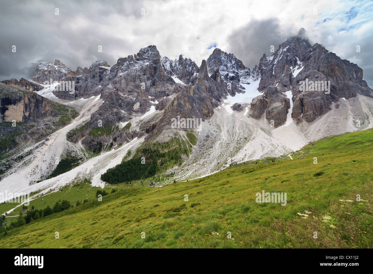 Pale di San Martino gegen die Sonne, Trentino, Italien Stockfoto