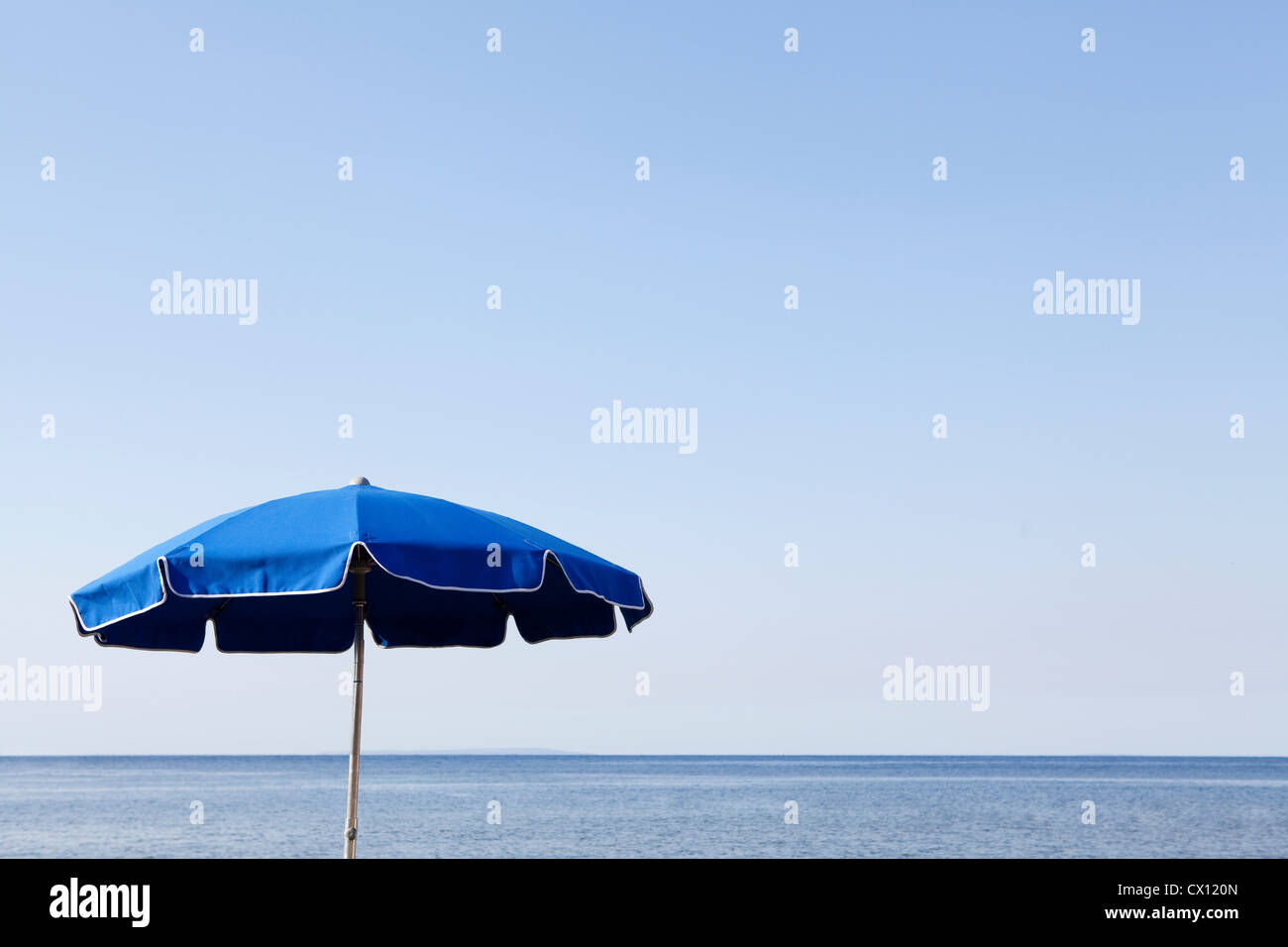 Blauen Sonnenschirm gegen das Meer Stockfoto