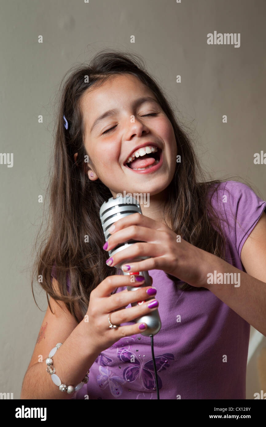 Mädchen, singt 10 Mikrofon Stockfoto