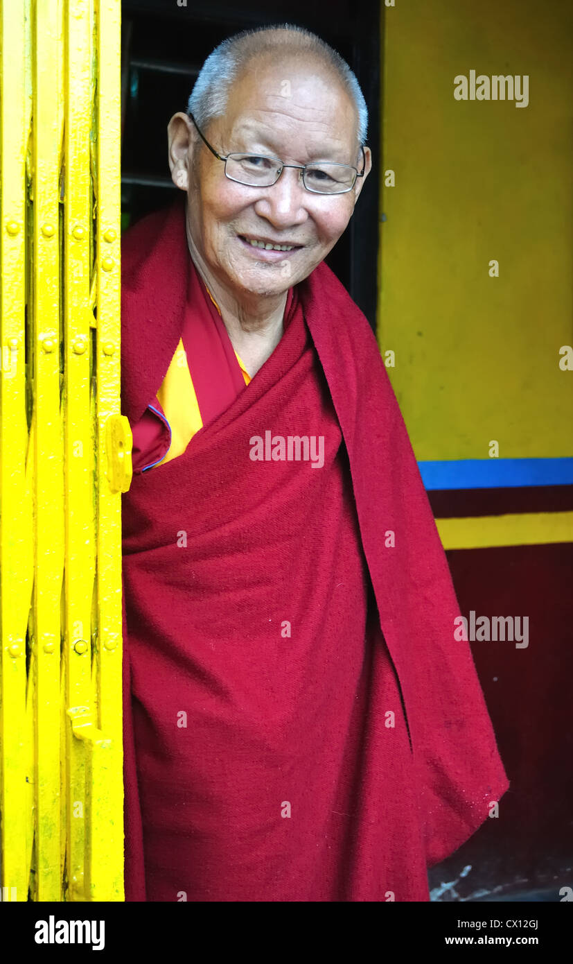 Porträt von einem Greis buddhistischer Mönch namens Khembo (la Khembo), der Direktor eines tibetischen buddhistischen Klosters in Ghum Stadt von Bengalen mit Textfreiraum Stockfoto